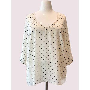 Torrid – Off White V-Neck Top with Black Polka Dot